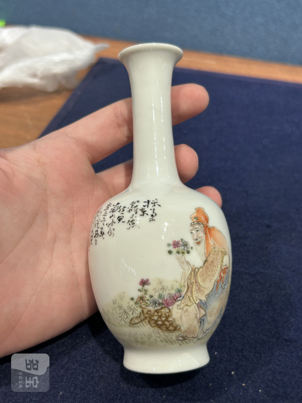 1933年 作王琦粉彩渊明采菊图瓶 - 图2